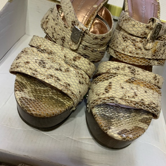 BCBG Wedge - Picture 2 of 7